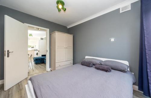 Beaumont Apartment | Cosy 2-Bedroom Apartment near Airport