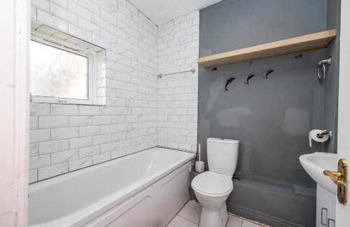 Beaumont Apartment | Cosy 2-Bedroom Apartment near Airport