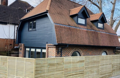 Bromley Common and Keston House | Cosy 2 bedroom detached home in Bromley with secure off-street parking