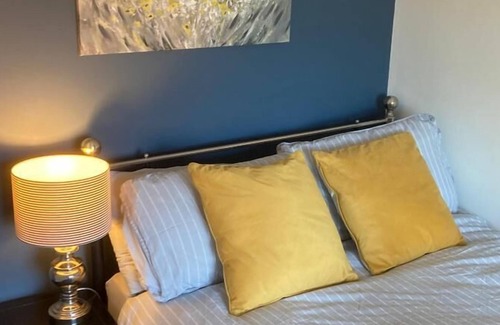 Widnes House | Cosy 2-bedroom house in Widnes sleeps up to 4