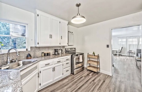 Las Vegas House | Cosy 2 bedroom house with huge backyard. Close to Freemont street