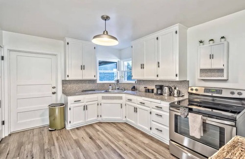 Las Vegas House | Cosy 2 bedroom house with huge backyard. Close to Freemont street