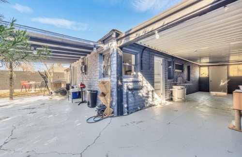 Las Vegas House | Cosy 2 bedroom house with huge backyard. Close to Freemont street