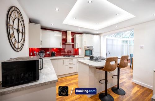 Trafford Apartment | Cosy 3-Bed House, Garden & Free Parking in Stretford