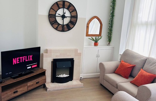 Winshill House | Cosy 3 Riverside home- Sleeps 5- Local to Burton Town, EastMids Airport & Parks!