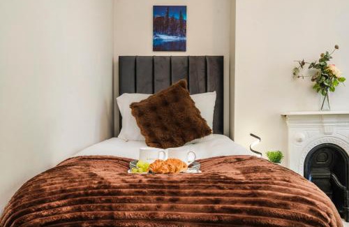 Bloxwich House | Cosy 4-Bed - Sleeps 7 Garden