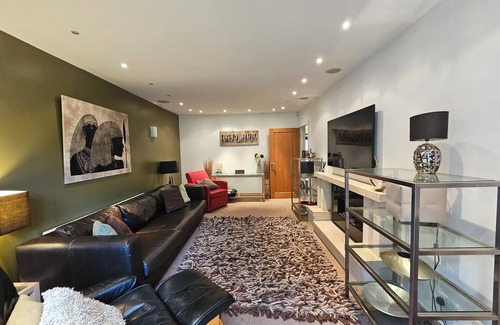 Northenden House | Cosy 5-Bed Home with Driveway and Garden