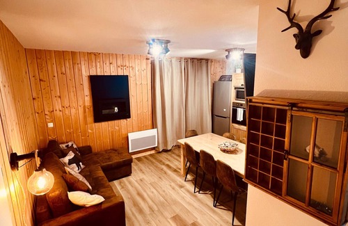La Joue du Loup Ski Chalet | Cosy 6/9-person chalet close to the slopes, with sauna, pool and fireplace.