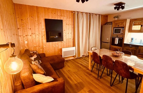 La Joue du Loup Ski Chalet | Cosy 6/9-person chalet close to the slopes, with sauna, pool and fireplace.