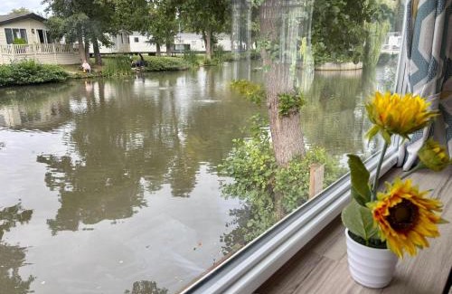 Clacton-on-Sea Other | Cosy 8 Berth Caravan With Decking And Lake-Views At Weeley Bridge Ref 69001Lv