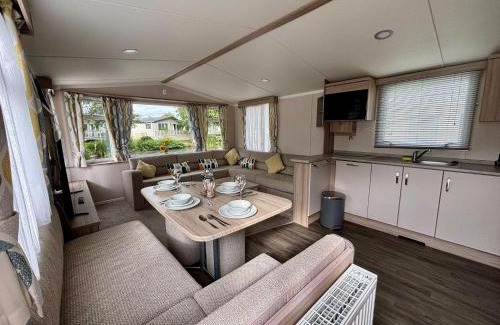 Clacton-on-Sea Other | Cosy 8 Berth Caravan With Decking And Lake-Views At Weeley Bridge Ref 69001Lv