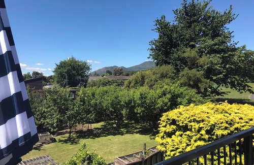 Richmond Heights House | Cosy 80's Taupo Bach, 3 min Walk to the Lake and Sailing Centre