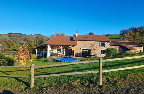 La Gresle Bed & Breakfast | Cosy accommodation for 4 with swimming pool in green surroundings and ponies on site