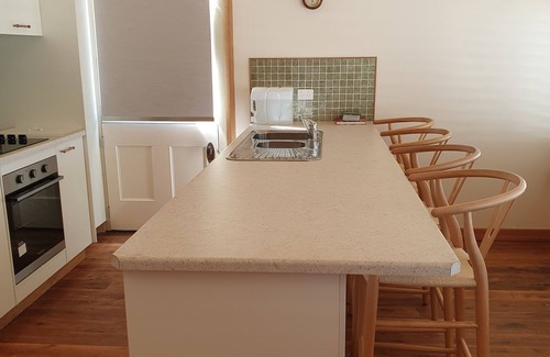 Holbrook House | COSY ACCOMMODATION located in the main street CENTRAL to shops and CAFES