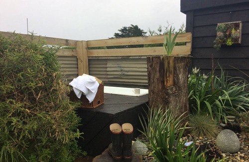 Riverton Cottage | cosy and cute self contained hut