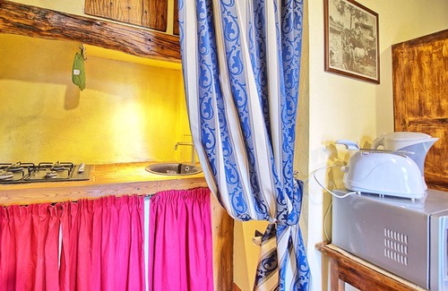Castelnuovo Berardenga Apartment | Cosy apartment for 3 people with WIFI, pool, pets allowed and panoramic view