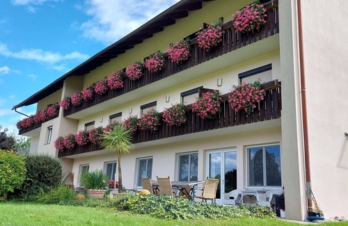 Augsdorf Apartment | Cosy apartment for 4 guests with WIFI, TV and balcony