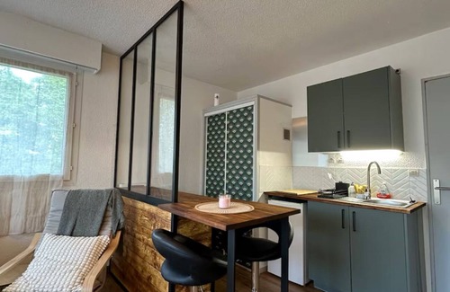 Cherbourg-en-Cotentin Apartment | Cosy apartment with balcony + parking - quiet 2 steps from downtown