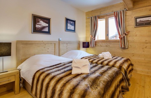 Les Carroz-d'Araches Apartment | Cosy apartment for 6 guests with pool, WIFI, hot tub, TV, balcony, pets allowed and parking