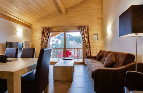 Les Carroz-d'Araches Apartment | Cosy apartment for 6 guests with pool, WIFI, hot tub, TV, balcony, pets allowed and parking