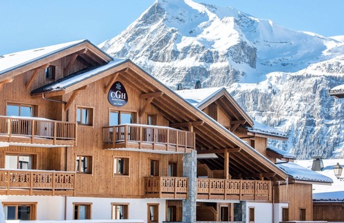 Les Carroz-d'Araches Apartment | Cosy apartment for 6 guests with pool, WIFI, hot tub, TV, balcony, pets allowed and parking