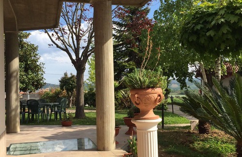 Roseto degli Abruzzi Villa | Cosy apartment in villa for 2 guests with A/C, WIFI, TV and patio
