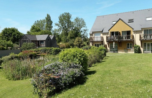 Saint-Briac-sur-Mer Apartment | Cosy apartment for 4 guests with WIFI, pool, TV, terrace, pets allowed and parking
