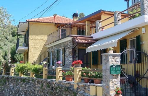 Villanova d'Albenga Apartment | Cosy apartment for 6 guests with WIFI, A/C, TV and terrace