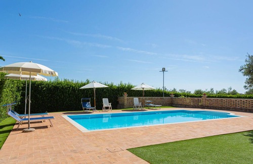 Crecchio House | Cosy apartment in villa for 8 guests with pool, TV, terrace and parking