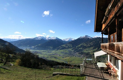 Holdernach Villa | Cosy apartment in villa for 10 guests with WIFI, TV, balcony and pets allowed
