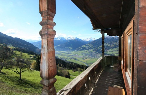 Holdernach Villa | Cosy apartment in villa for 10 guests with WIFI, TV, balcony and pets allowed