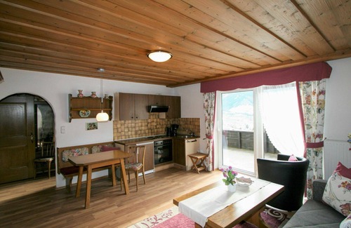 Pfons Apartment | Cosy apartment for 5 guests with TV, terrace and panoramic view