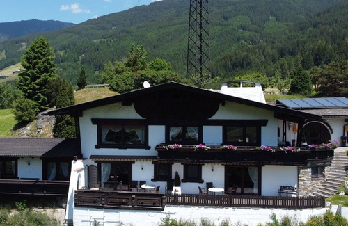 Pfons Apartment | Cosy apartment for 5 guests with TV, terrace and panoramic view
