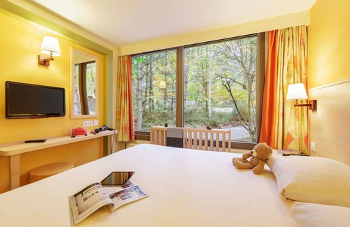 Chaumont-sur-Tharonne House | Cosy apartment in villa for 6 guests with WIFI, hot tub, pool, TV, terrace and parking