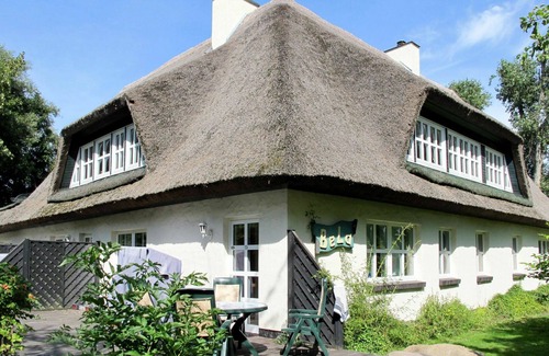 Altenkirchen Villa | Cosy apartment in villa for 4 guests with WIFI, TV, terrace and pets allowed