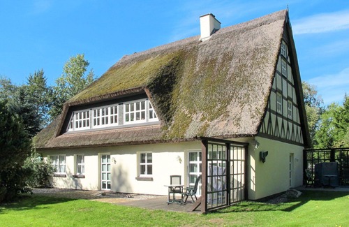 Altenkirchen Villa | Cosy apartment in villa for 4 guests with WIFI, TV, terrace and pets allowed
