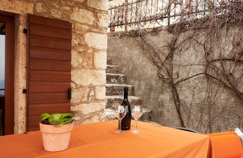 Caprino Veronese House | Cosy apartment in villa for 8 people with WIFI, TV and patio