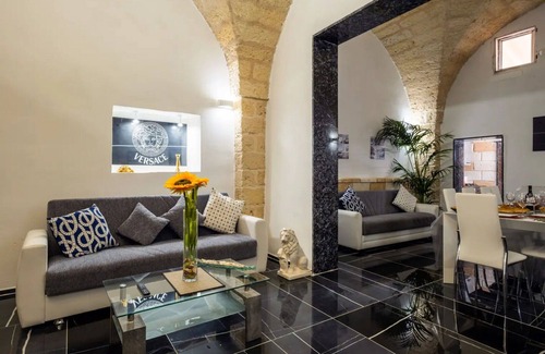 Salice Salentino Apartment | Cosy apartment for 4 guests with hot tub, A/C, WIFI, TV and patio, close to Lecce