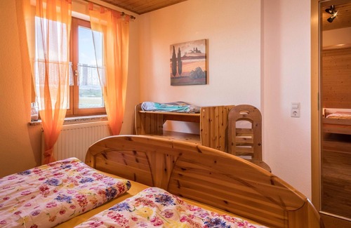 Bermatingen Apartment | Cosy Apartment "Dachsberg Weitblick" with Shared Garden, Wi-Fi