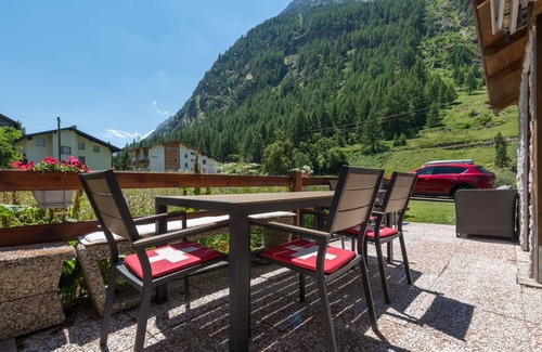 Saas Almagell Apartment | Cosy apartment for 5 people with WIFI, TV and balcony