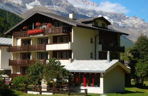 Saas Almagell Apartment | Cosy apartment for 5 guests with WIFI, TV and balcony