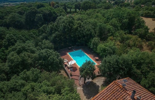 Monteriggioni Apartment | Cosy apartment for 4 people with WIFI, pool, TV and veranda, close to Siena