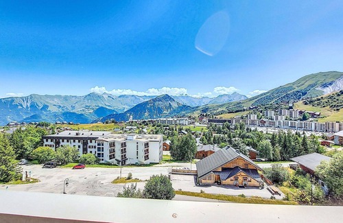 La Toussuire Apartment | Cosy apartment for 4 guests with WIFI, TV and balcony