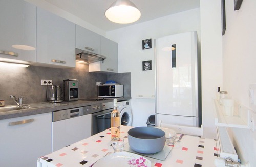 Carqueiranne Apartment | Cosy apartment for 2 guests with A/C, pool, WIFI, TV, terrace and parking