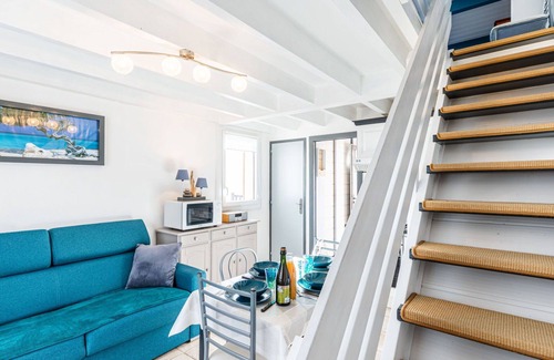 Saint-Palais-sur-Mer Apartment | Cosy apartment for 4 guests with pool, WIFI, TV and balcony