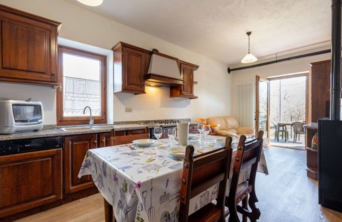 Fenis Apartment | Cosy apartment for 4 guests with pool, WIFI, TV, terrace and pets allowed