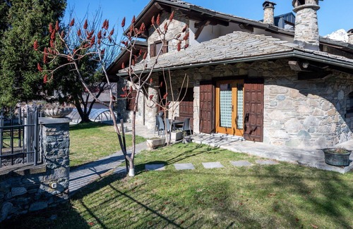 Fenis Apartment | Cosy apartment for 4 guests with pool, WIFI, TV, terrace and pets allowed