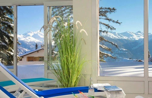 Randogne Apartment | Cosy apartment for 2 guests with WIFI, pool, hot tub, TV, balcony, pets allowed and parking