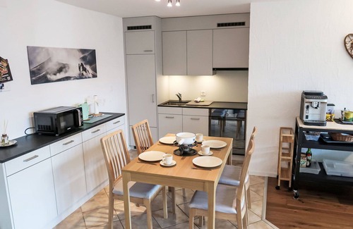 Trin Apartment | Cosy apartment for 2 guests with WIFI, TV, balcony, pets allowed, panoramic view and parking