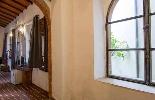Barga Apartment | Cosy apartment for 2 guests with private pool, TV, patio and pets allowed